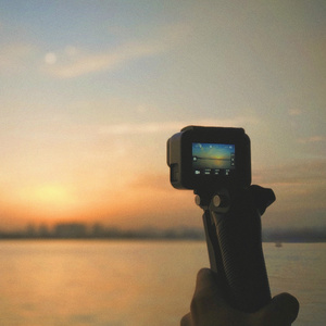 黑土流眼泪翻白眼咬铁球漫画
